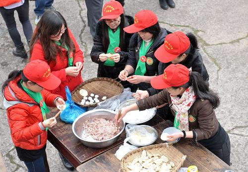 2月3日,大學(xué)生村官志愿者服務(wù)團(tuán)的成員們?cè)诮育堟?zhèn)農(nóng)家院壩中為村里的孤殘老人做年飯。當(dāng)日是臘月二十三,中國(guó)傳統(tǒng)節(jié)日中的“小年”。重慶市巴南區(qū)200余名大學(xué)生村官組成志愿者服務(wù)團(tuán),深入到當(dāng)?shù)亟育堟?zhèn)的農(nóng)村院壩、田間地頭,為當(dāng)?shù)?300余名農(nóng)村孤寡老人、孤兒和殘疾人表演歌舞、手寫春聯(lián)、贈(zèng)送年貨、幫做家務(wù)等,和他們?cè)诤涞亩绽镆黄鸲冗^(guò)一個(gè)喜慶的節(jié)日。新華社記者 劉潺 攝
