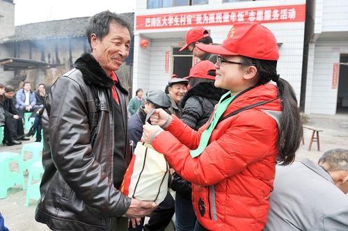 2月3日,大學(xué)生村官志愿者服務(wù)團(tuán)的成員們向村里的孤殘老人贈(zèng)送春節(jié)大禮包。新華社記者 劉潺 攝