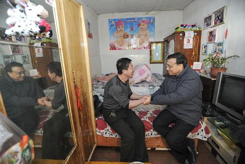 這是李克強(qiáng)來(lái)到高俊平家看望。新華社記者 謝環(huán)馳 攝