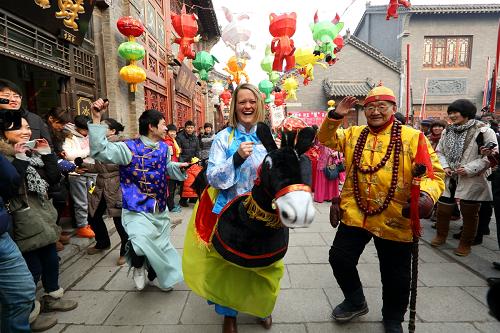 2月10日,一名外國留學(xué)生在山東淄博周村古商城體驗(yàn)中國民俗活動“跑驢”。新華社發(fā)(張紅霞 攝)