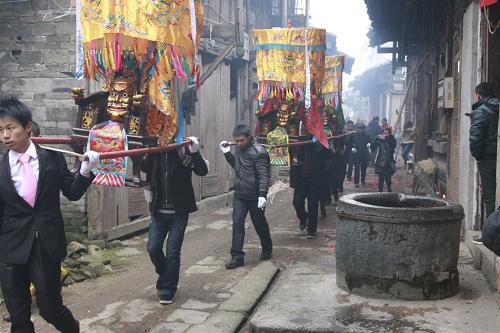 2月10日,江西廣昌縣甘竹鎮(zhèn),大路背孟戲劇團(tuán)成員在進(jìn)行“三元將軍出帥”踩街活動。新華社發(fā)(魏葉國 攝)