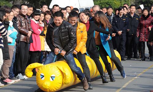 2月16日,人們?cè)谡憬∨_(tái)州市路橋區(qū)參加趣味運(yùn)動(dòng)比賽。當(dāng)日是春節(jié)長(zhǎng)假后首個(gè)工作日,臺(tái)州市路橋區(qū)舉辦慶新春機(jī)關(guān)干部職工趣味體育運(yùn)動(dòng)會(huì)。來(lái)自全區(qū)機(jī)關(guān)、企事業(yè)單位及公安、消防等30個(gè)代表隊(duì)近千人,分別參加了“穩(wěn)步前進(jìn)贏勝利”“步調(diào)一致?tīng)?zhēng)上游”“眾志成城奪魁首”等項(xiàng)目的角逐。新華社發(fā)(王保初 攝)