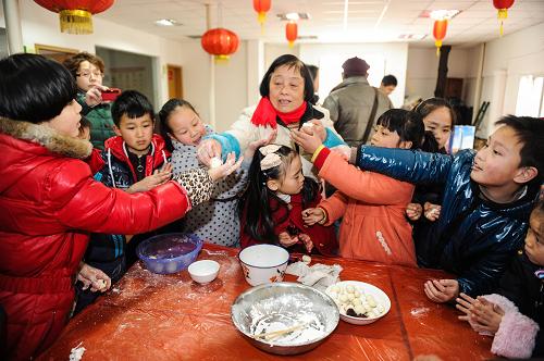 2月20日,下馬塍社區(qū)的孩子們?cè)诩议L的帶領(lǐng)下一起包湯圓,迎接即將到來的元宵佳節(jié)。當(dāng)日,杭州市西溪街道下馬塍社區(qū)舉辦以“敬老愛鄰”為主題的包湯圓迎元宵活動(dòng)。社區(qū)的孩子們學(xué)習(xí)包湯圓,并將煮好的湯圓送到社區(qū)空巢老人、外來務(wù)工人員手中,讓整個(gè)社區(qū)洋溢在“溫暖牌”湯圓所營造出的“敬老愛鄰”溫馨氣氛中。新華社記者 徐昱 攝