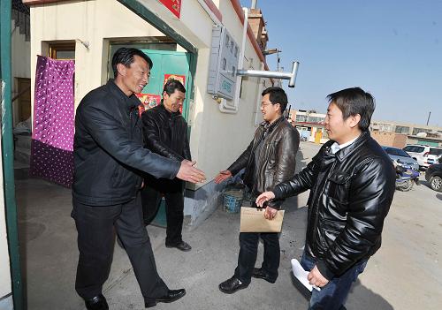 2月20日,徐磊(右一)在寧夏中寧縣白馬鎮(zhèn)白路村一戶村民屋外和村民打招呼,準(zhǔn)備到村民家中推介招工崗位。新華社記者 彭昭之 攝