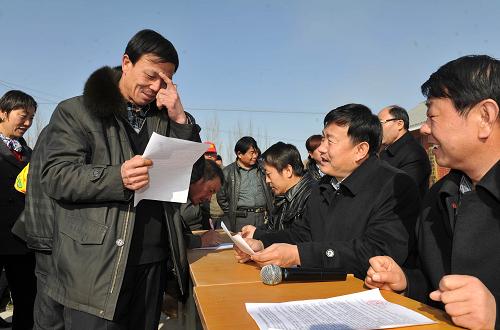 2月20日,在寧夏中寧縣白馬鎮(zhèn)彰恩村,一位村民在詢問招工人員相關(guān)的崗位信息。新華社記者 彭昭之 攝