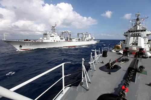 2月20日,在南海某海域,導彈驅(qū)逐艦哈爾濱艦(右)向綜合補給艦微山湖艦靠攏。新華社記者 饒饒 攝