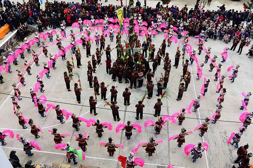 2月20日,在廣西融水苗族自治縣安太鄉(xiāng)林洞村大寨屯舉行的“打同年”活動(dòng)上,苗族群眾載歌載舞。當(dāng)日,廣西融水苗族自治縣安太鄉(xiāng)林洞村大寨屯苗寨舉行“打同年”聯(lián)歡活動(dòng),人們?cè)谝黄鸫底嗵J笙地筒、跳蘆笙踩堂舞等,歡慶蛇年新春。“打同年”是融水苗族友好村寨之間的拜年聯(lián)歡活動(dòng),人們互稱對(duì)方為“同年”。 新華社發(fā)(黃旭胡 攝)