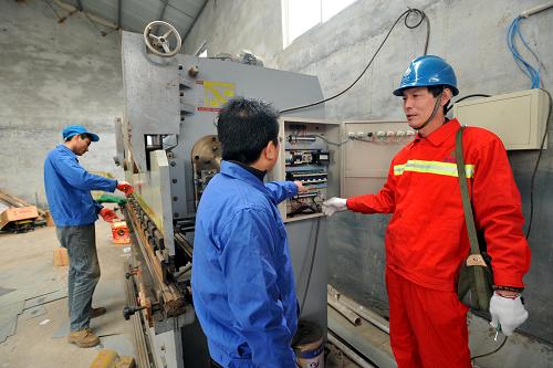 2月22日,在返鄉(xiāng)農(nóng)民工葛永超(中)創(chuàng)辦的青州華邦農(nóng)牧機械裝備有限公司,國家電網(wǎng)青州供電公司員工指導他使用配電箱。近年來,國家電網(wǎng)青州供電公司設(shè)立返鄉(xiāng)農(nóng)民工就業(yè)一站式服務(wù)窗口,為農(nóng)民工返鄉(xiāng)創(chuàng)業(yè)提供用電保障,推出了一系列用電優(yōu)惠政策。僅春節(jié)過后,青州供電公司就幫助20余名返鄉(xiāng)創(chuàng)業(yè)農(nóng)民工架設(shè)專用線路,義務(wù)設(shè)計電路走線圖紙,并主動上門幫助安裝配電設(shè)備。新華社記者 范長國 攝