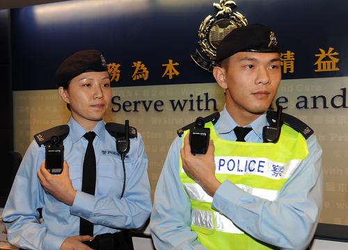 2月22日,警員在新聞發(fā)布會(huì)上展示隨身攝錄機(jī)裝備。新華社記者 黃本強(qiáng) 攝