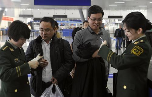 2月22日,烏魯木齊機(jī)場邊檢站檢查員在為旅客提供出境服務(wù)。隨著務(wù)工潮、留學(xué)生返校潮的到來,西部樞紐機(jī)場——烏魯木齊國際機(jī)場迎來了節(jié)后出入境高峰。烏魯木齊機(jī)場邊檢站提供的數(shù)據(jù)顯示,從2月15日至今,烏魯木齊機(jī)場每天出入境航班在20架次左右,出入境人員累計(jì)近9000余人。這些出入境人員以務(wù)工人員和留學(xué)生居多,中國籍務(wù)工人員主要前往中亞、西亞和南亞等,外籍務(wù)工人員也在春節(jié)后前往中國境內(nèi)工作。留學(xué)生以中國籍居多,主要前往俄羅斯留學(xué)。新華社記者 趙戈 攝
