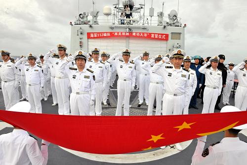 2月22日,在導(dǎo)彈驅(qū)逐艦哈爾濱艦上舉行的“再見祖國·建功大洋”宣誓儀式上,中國海軍第十四批護航編隊的官兵們面對國旗進行宣誓。經(jīng)過7天6夜的航行,2月22日8時,中國海軍第十四批護航編隊穿越祖國領(lǐng)海線,正式告別祖國,奔赴亞丁灣接替第十三批護航編隊執(zhí)行護航任務(wù)。新華社記者 饒饒 攝
