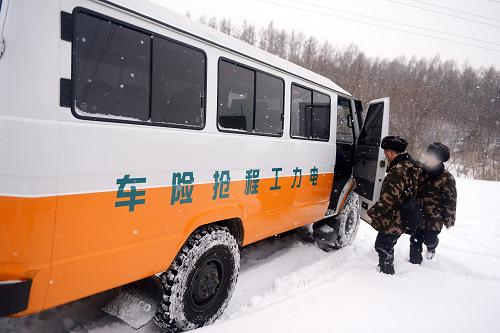 3月1日,電力監(jiān)測員返回山間的工程車,準備趕赴下一處巡檢點。新華社記者 林宏 攝