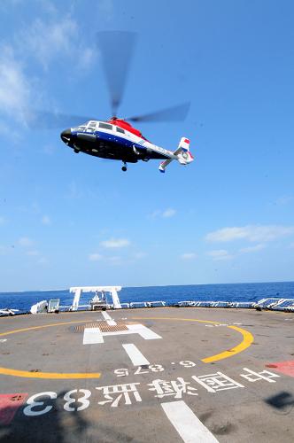 3月10日上午,中國(guó)海監(jiān)B-7103直升機(jī)起飛升空。新華社記者 魏驊 攝