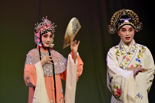 3月15日,優(yōu)秀青年昆曲演員張冉(左)、王福文(右)表演折子戲《紅梨記·亭會》。當日,為期三天的“小桃紅,滿庭芳”美麗郴州賞昆曲專場演出在湖南省郴州市演藝中心拉開序幕。來自上海的張軍、張冉和湖南省昆劇團的雷玲等優(yōu)秀青年演員齊聚一堂,表演精彩的折子戲,為上千名觀眾演繹昆曲盛宴。新華社發(fā)(賀茂峰 攝)