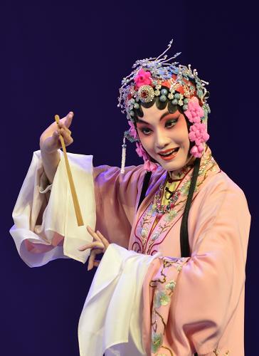 3月15日,優(yōu)秀青年昆曲演員張冉(飾演杜麗娘)表演折子戲《牡丹亭·尋夢》。新華社發(fā)(賀茂峰 攝)