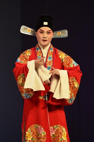 3月15日,國家一級演員、中國戲劇梅花獎得主張軍(飾演趙寵)表演折子戲《奇雙會·寫狀》。新華社發(fā)(賀茂峰 攝)