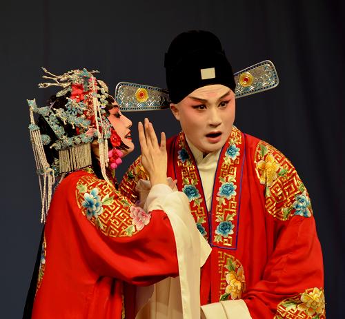 3月15日,國家一級演員、中國戲劇梅花獎得主張軍(右)和優(yōu)秀青年昆曲演員張冉表演折子戲《奇雙會·寫狀》。新華社發(fā)(賀茂峰 攝)