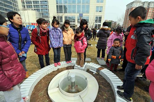 3月23日,人們?cè)趨⒂^自動(dòng)站蒸發(fā)測(cè)量裝置。新華社記者 陳曄華 攝