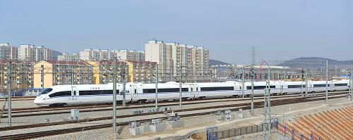 3月23日,一列哈大高鐵動車組列車行駛在遼寧大連區(qū)段。新華社發(fā)(劉德斌 攝)