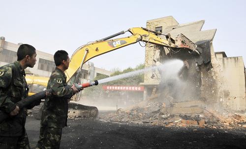 4月1日,在拆除西安一燃煤鍋爐送煤通道過程中,工作人員采用噴水“濕法作業(yè)”。當(dāng)日,西安“治污減霾”重要工程之一——燃煤鍋爐拆改工作正式啟動(dòng)。3月25日西安市公布《“治污減霾”工作實(shí)施方案》,部署綜合措施改善大氣質(zhì)量,計(jì)劃今年完成450臺(tái)燃煤鍋爐拆改任務(wù),部分仍需鍋爐的單位將改用天然氣等清潔燃料。目前西安城區(qū)有各類燃煤鍋爐800多臺(tái)。今年1至3月,西安市空氣質(zhì)量達(dá)標(biāo)的“藍(lán)天數(shù)”僅有5天,霧霾污染十分嚴(yán)重。新華社記者 陳鋼 攝