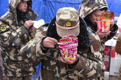 4月1日,武警戰(zhàn)士在雪中吃午餐。新華社發(fā)(劉坤 攝)