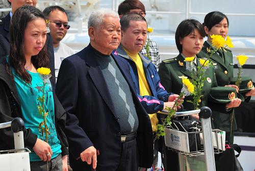 4月2日,泉州邊檢、邊防支隊(duì)對(duì)臺(tái)工作站官兵、口岸聯(lián)檢部門工作人員與剛到岸的返鄉(xiāng)祭祖臺(tái)胞們一起舉行簡(jiǎn)短的清明追思活動(dòng)。新華社記者 魏培全 攝