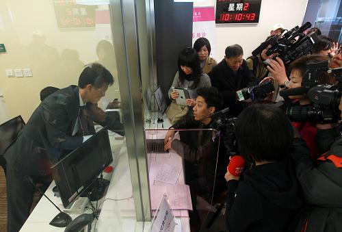 4月2日,媒體在采訪拍攝一位在臺(tái)灣銀行上海分行柜臺(tái)兌換新臺(tái)幣的客戶。新華社記者 裴鑫 攝