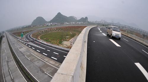 4月2日,車輛在興(安)桂(林)高速公路廣西桂林市靈川粟家互通路段通行。新華社記者 陸波岸 攝