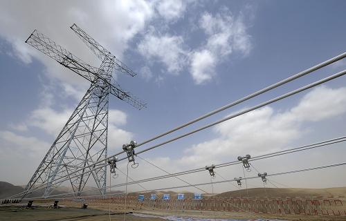 4月2日,寧夏送變電工程公司在寧夏中衛(wèi)市興仁鎮(zhèn)進行架線施工。當(dāng)日,“西電東送”哈密南至鄭州±800千伏特高壓直流輸電工程寧夏段開始首次架線施工。據(jù)介紹,寧夏段線路全長111.846公里,新建輸電鐵塔198基,工程預(yù)計6月份全線架通,8月份完成竣工驗收并具備帶電條件。新華社發(fā)(李然 攝)