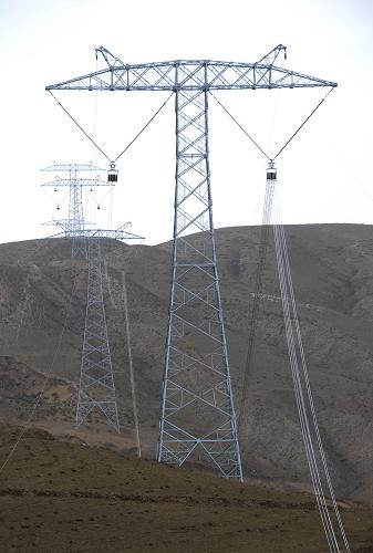 4月2日,寧夏送變電工程公司在寧夏中衛(wèi)市興仁鎮(zhèn)進行架線施工。新華社發(fā)(李然 攝)