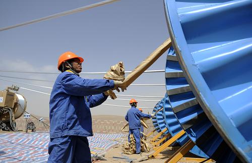 4月2日,寧夏送變電工程公司員工在寧夏中衛(wèi)市興仁鎮(zhèn)張力放線場內(nèi)施工。新華社發(fā)(李然 攝)