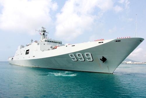 4月3日,兩棲船塢登陸艦井岡山艦靠回三亞軍港。在完成歷時(shí)16天的戰(zhàn)備巡邏遠(yuǎn)海訓(xùn)練任務(wù)后,中國(guó)海軍南海艦隊(duì)遠(yuǎn)海訓(xùn)練編隊(duì)3日上午返回三亞。編隊(duì)由4艘主戰(zhàn)新型艦艇、4架直升機(jī)和一個(gè)陸戰(zhàn)連組成,先后航經(jīng)西沙、南沙、曾母暗沙、巴士海峽、西太平洋、東沙等海區(qū),總航程近5000海里,總航時(shí)360小時(shí),進(jìn)行了海軍駐泊地域防御戰(zhàn)斗、艦機(jī)協(xié)同反潛、立體登陸、海上綜合作戰(zhàn)支援、實(shí)際使用武器等30多個(gè)課題的演練。航行期間,艦載直升機(jī)飛行近千架次,數(shù)十批次岸基飛機(jī)和20余艘艦艇在編隊(duì)帶動(dòng)下參訓(xùn)。編隊(duì)還巡視了渚碧、南薰、東門(mén)、赤瓜、永暑、華陽(yáng)、美濟(jì)等島礁,看望慰問(wèn)了守礁官兵和南沙值班艦船,隨后巡航曾母暗沙并舉行宣誓儀式。新華社發(fā)(李章龍 攝)