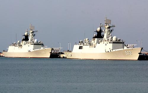 4月3日,海軍導(dǎo)彈護(hù)衛(wèi)艦衡水艦(右)、玉林艦(左)靠回三亞軍港。新華社發(fā)(李章龍 攝)