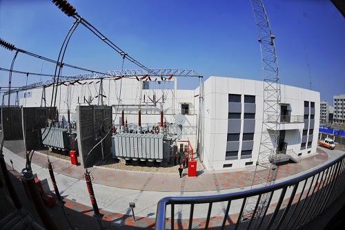 4月3日拍攝的天津楊北路220千伏變電站。當(dāng)日,位于天津空港經(jīng)濟(jì)區(qū)的國家電網(wǎng)天津楊北路220千伏輸變電工程順利投產(chǎn)送電。近年來,天津空港經(jīng)濟(jì)區(qū)國內(nèi)外企業(yè)不斷進(jìn)駐、數(shù)百項(xiàng)目開工建設(shè),用電負(fù)荷日益增長,該工程投產(chǎn)送電將為空港經(jīng)濟(jì)區(qū)的建設(shè)提供可靠的電力保障。新華社發(fā)(李津 攝)