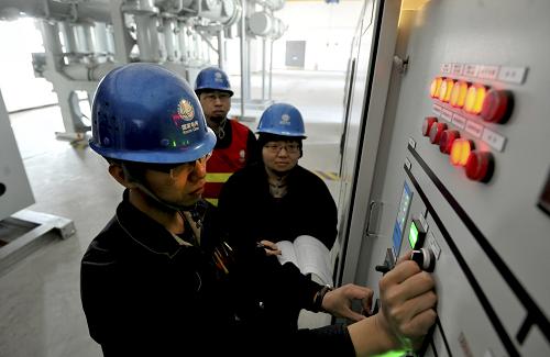 4月3日,工作人員在天津楊北路220千伏變電站進(jìn)行投產(chǎn)前的設(shè)備驗(yàn)收工作。新華社發(fā)(李津 攝)