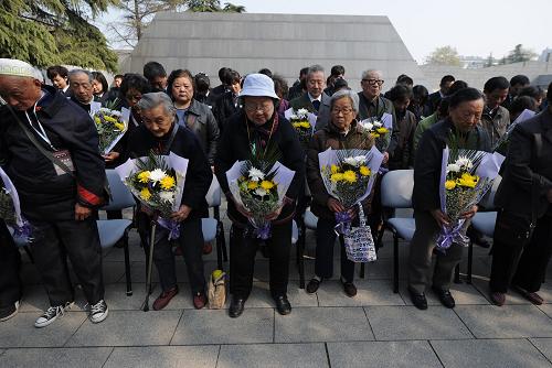 4月4日,部分南京大屠殺幸存者和遇難者遺屬向遇難者默哀。新華社記者 韓瑜慶 攝