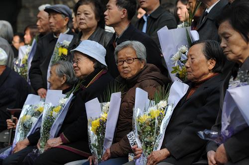 4月4日,部分南京大屠殺幸存者和遇難者遺屬參加祭奠活動。新華社記者 韓瑜慶 攝