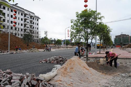 4月5日,施工人員在建設(shè)中的貴州省黔東南苗族侗族自治州丹寨縣揚(yáng)武鄉(xiāng)扶貧生態(tài)移民安置區(qū)施工。貴州省于2012年啟動扶貧生態(tài)移民工程,計(jì)劃9年搬遷200萬名居住在深山區(qū)、高寒山區(qū)和石漠化地區(qū)的貧困群眾。據(jù)了解,2012年已建成安置點(diǎn)180個,完成搬遷2.27萬戶。新華社記者 王念 攝