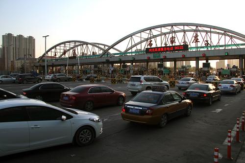 4月6日,眾多車(chē)輛在G4京港澳高速公路石家莊裕華路收費(fèi)口等待通行。當(dāng)日是清明節(jié)假期的最后一天,據(jù)交通運(yùn)輸部路網(wǎng)中心監(jiān)測(cè),從當(dāng)天14時(shí)開(kāi)始,北京、上海、廣州、天津、杭州、南京、鄭州、西安等大城市的主要高速公路、國(guó)省干線公路開(kāi)始出現(xiàn)返程高峰,部分高速公路進(jìn)城路段交通壓力較大。新華社發(fā)(朱旭東 攝)