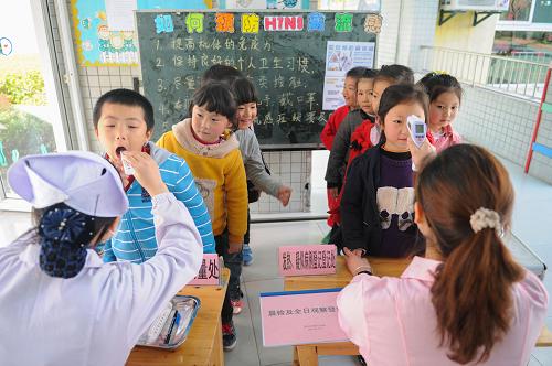 4月7日,合肥市筆架山街道社區(qū)衛(wèi)生服務(wù)中心醫(yī)生在對轄區(qū)一所幼兒園學(xué)生開展禽流感病毒癥狀監(jiān)測。合肥市部分社區(qū)于近日啟動流感病毒流行預(yù)案,組織社區(qū)衛(wèi)生服務(wù)中心醫(yī)生對轄區(qū)小學(xué)、幼兒園的流感病毒癥狀進行重點監(jiān)測,實施晨檢、午檢、晚檢,對疑似病例及時上報,同時教育孩子們勤洗手、保持室內(nèi)通風(fēng)。新華社記者 杜宇 攝