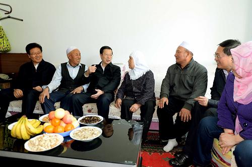 這是4月8日,張高麗在新疆石河子總場(chǎng)北泉鎮(zhèn)明珠花園小區(qū)居民馬長(zhǎng)生(左二)家中,與全家人親切交談。新華社記者 李濤 攝