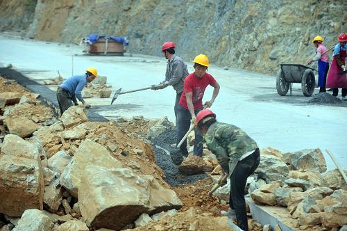 4月10日,廣西天峨縣向陽(yáng)鎮(zhèn)的施工人員在修建公路。廣西2013年將著力推進(jìn)交通運(yùn)輸結(jié)構(gòu)戰(zhàn)略性調(diào)整,加強(qiáng)綜合運(yùn)輸體系建設(shè),計(jì)劃完成交通固定資產(chǎn)投資1100億元以上,包括建成開(kāi)通鐵路項(xiàng)目11個(gè),新增鐵路運(yùn)營(yíng)里程1038公里、力爭(zhēng)建成5條高速公路、安排1000個(gè)以上建制村實(shí)施通瀝青(水泥)路建設(shè)等。新華社記者 黃孝邦 攝