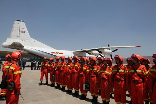4月20日,在昆明長水機場,地震救援隊登機前集結(jié)。當日中午,成都軍區(qū)空軍一架運八型運輸機從昆明長水機場順利起飛,運輸云南某專業(yè)地震救援隊緊急奔赴雅安地震災(zāi)區(qū)。機上共搭載了71名專業(yè)地震救援隊員、4條搜救犬和4噸多的救援設(shè)備。據(jù)現(xiàn)場指揮的成都軍區(qū)空軍某指揮所副司令員馬海龍介紹,四川雅安地震發(fā)生后,空軍部隊立即啟動應(yīng)急預案,集結(jié)了多個運輸機組,準備隨時聽令投入抗震救災(zāi)。新華社發(fā)(王波 攝)