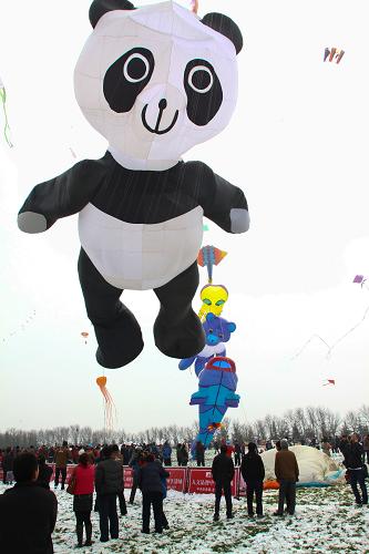 4月20日,各式風(fēng)箏飛翔在山東省濰坊市浮煙山國(guó)際風(fēng)箏放飛場(chǎng)。新華社發(fā)(孫樹寶 攝)