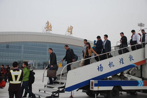 4月20日,天津航空公司首航西安--敦煌--吐魯番航線的客機(jī)經(jīng)停甘肅敦煌機(jī)場(chǎng)。這是乘客走出機(jī)艙。 當(dāng)日,西安—敦煌—吐魯番往返航線首次正式通航。該航線由天津航空公司執(zhí)飛,每天一班。這條全新航線的開(kāi)通,對(duì)加強(qiáng)西安、敦煌、吐魯番三地旅游品牌運(yùn)營(yíng)、旅游產(chǎn)品整合、旅游線路連接、旅游精品打造等方面將產(chǎn)生重要意義,對(duì)增進(jìn)三地間的合作與交流、為區(qū)域旅游經(jīng)濟(jì)社會(huì)的發(fā)展等方面將起到重要作用。新華社發(fā)(張曉亮 攝)