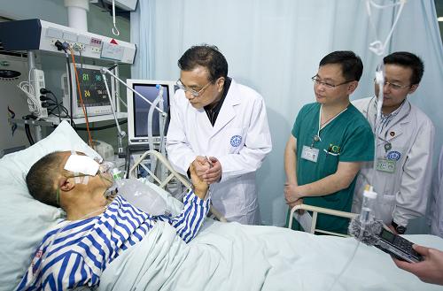4月21日,中共中央政治局常委、國(guó)務(wù)院總理李克強(qiáng)來(lái)到成都華西醫(yī)院,看望在這里接受治療的蘆山“4·20”地震危重傷員。新華社記者 黃敬文 攝