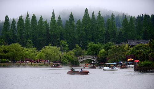 4月20日,游客在井岡山茨坪挹翠湖泛舟游玩。新華社記者 周科 攝