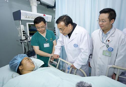 4月21日,中共中央政治局常委、國(guó)務(wù)院總理李克強(qiáng)來(lái)到成都華西醫(yī)院,看望在這里接受治療的蘆山“4·20”地震危重傷員。新華社記者 黃敬文 攝