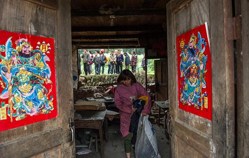 4月21日,蘆山縣龍門鄉(xiāng)古城村村民高艷將可用物品從受損房屋中搬出。當(dāng)日是“4·20”蘆山地震第二日,地震核心區(qū)水電等基礎(chǔ)供應(yīng)尚未完全恢復(fù)。龍門鄉(xiāng)古城村部分村民積極開展自救,盡最大可能維持生活。另悉,通往各個(gè)地震區(qū)域的主要道路交通已基本搶通。新華社記者 陳誠(chéng) 攝