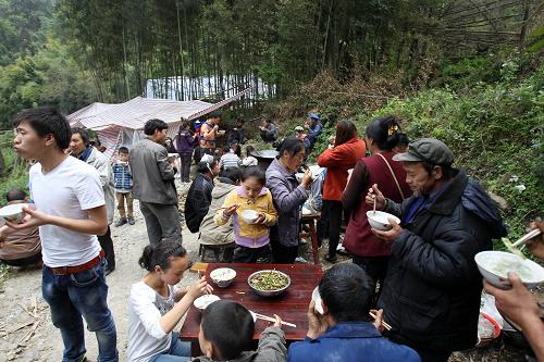 4月21日,蘆山縣太平鎮(zhèn)春光村溪口上組的村民在竹林帳篷前吃飯。當(dāng)日是“4·20”蘆山地震第二日,蘆山縣太平鎮(zhèn)春光村溪口上組的20余戶村民在沒有民政救災(zāi)帳篷以及其他救援物資的情況下,在高山竹林里積極展開自救,自己動手用竹子和防雨布搭帳篷,支起爐灶,積極樂觀面對地震。新華社記者 白雪飛 攝